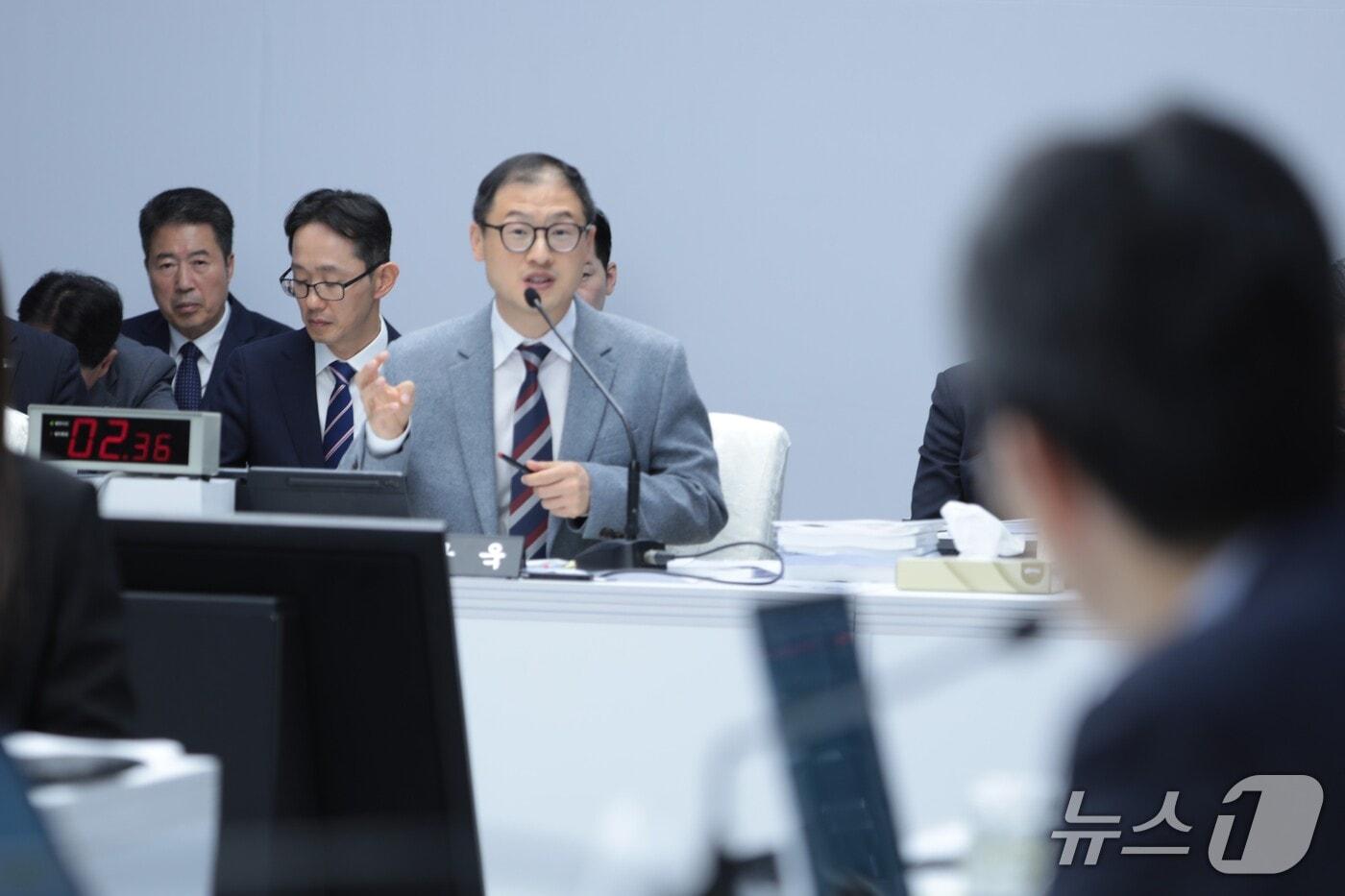 본문 이미지 - 김상욱 울산시장이 21일 울산시청 대회의실에서 열린 울산시 국정 감사에서 의원 질의에 답변하고 있다. 2026.10.21 2026.10.21 ⓒ 뉴스1 김세은 기자