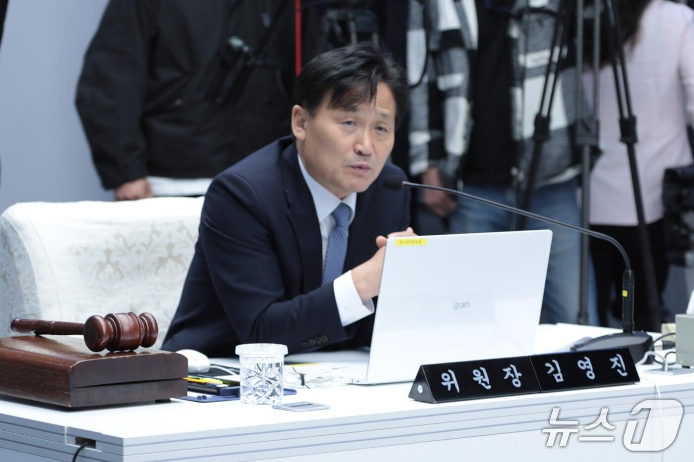 본문 이미지 - 국회 행정안전위원장인 김영진 더불어민주당 의원(경기 수원시병)이 21일 울산시청 대회의실에서 열린 국정 감사에서 발언하고 있다. 2026.10.21 ⓒ 뉴스1 김세은 기자