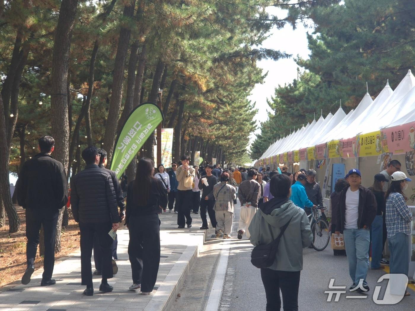본문 이미지 - 21일 강원 강릉시 제18회 강릉커피축제 행사장에서 관람객들이 커피 관련 부스를 둘러보고 있다.2026.10.21 ⓒ 뉴스1 윤왕근 기자