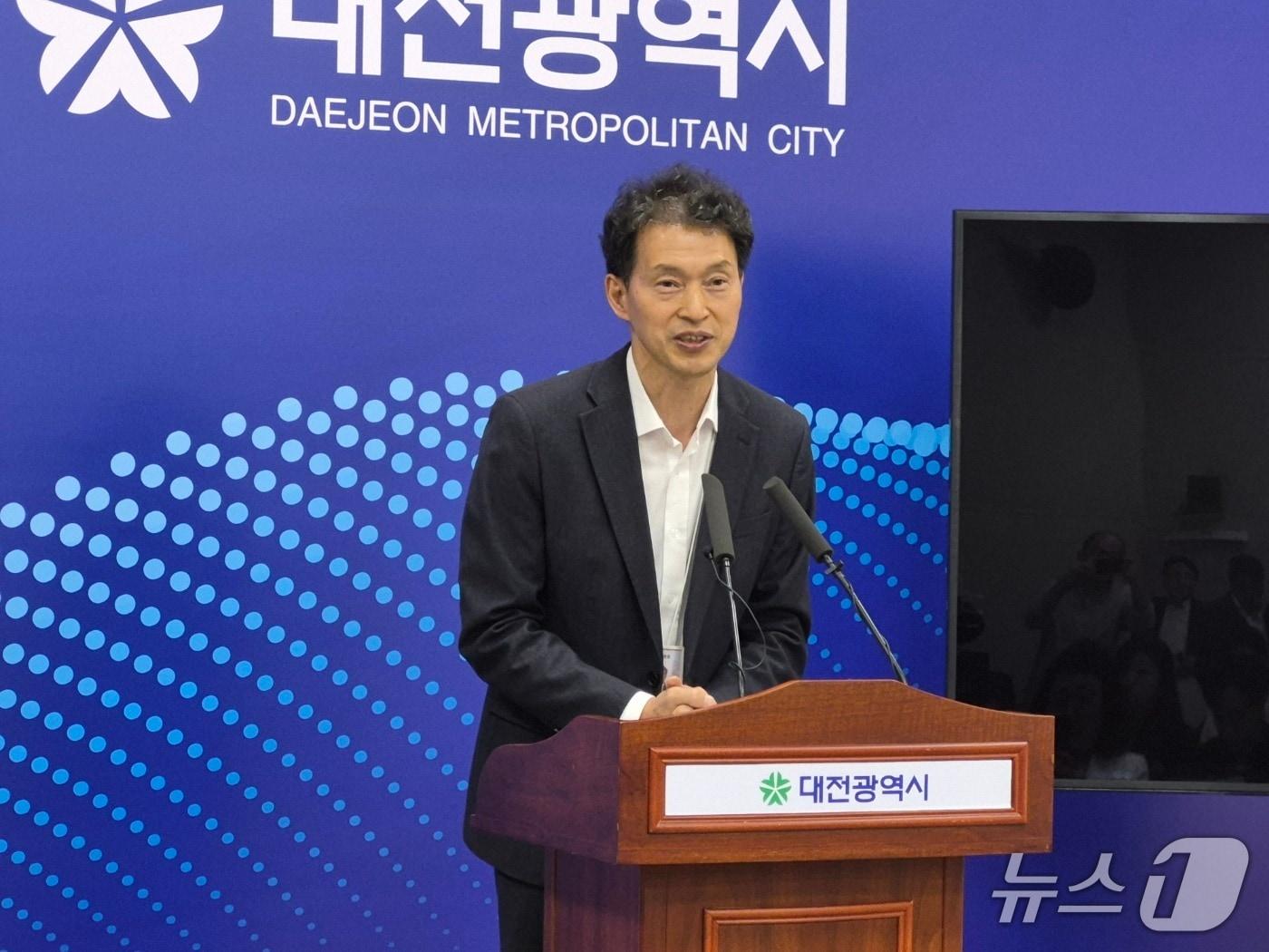본문 이미지 - 최종수 대전시 도시국장이 대전역세권 복합 2-1구역 개발사업 무산과 관련해 21일 브리핑을 하고 있다. (박종명 기자) / 뉴스1