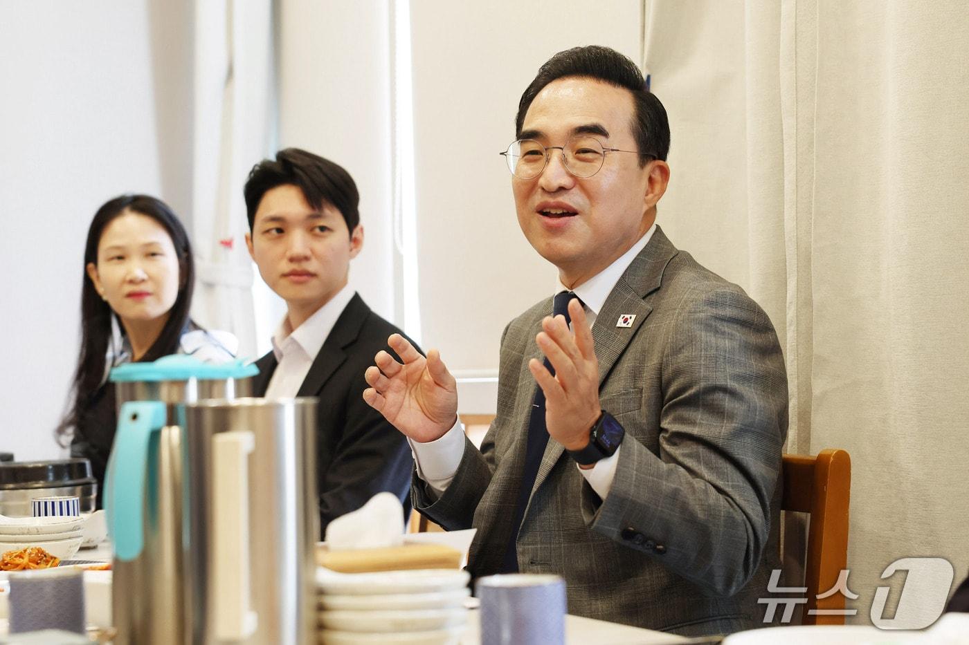 본문 이미지 - 박홍근 기획예산처 장관이 21일 오후 세종시에서 '일·가정 양립 직원 오찬 간담회'를 하고 있다. (기획예산처 제공. 재판매 및 DB 금지) 2026.10.21 ⓒ 뉴스1