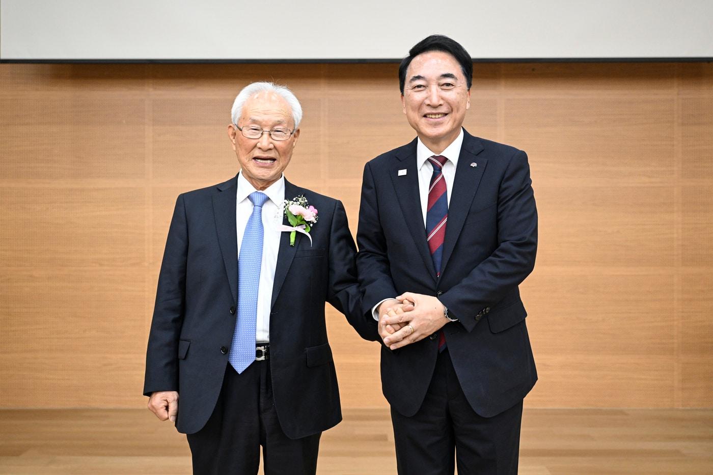 본문 이미지 - 박수현 충남지사(오른쪽)와 박형만 만희복지재단 이사장. (도 제공. 재판매 및 DB 금지)/뉴스1