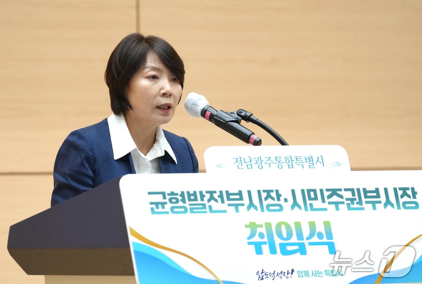 본문 이미지 - 윤난실 전남광주통합특별시 시민주권부시장이 21일 전남광주통합특별시 무안청사 왕인실에서 열린 ‘균형발전부시장·시민주권부시장 취임식’에서 취임사를 하고 있다.(전남광주통합특별시 제공. 재판매 및 DB금지)/뉴스1