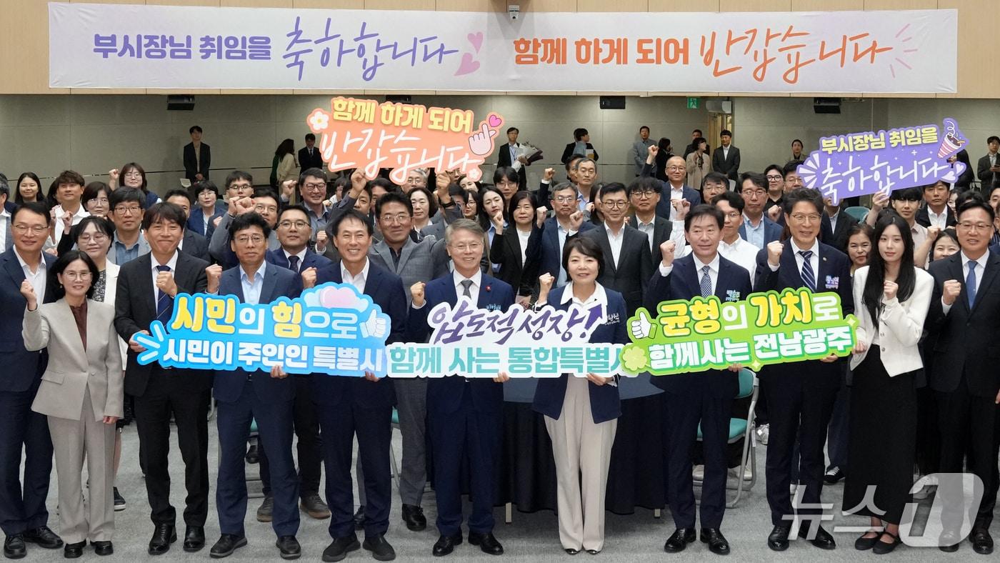 본문 이미지 - 민형배 전남광주통합특별시장이 21일 왕인실에서 열린 ‘균형발전부시장·시민주권부시장 취임식’에서 백승주 균형발전부시장, 윤난실 시민주권부시장, 직원들과 기념촬영을 하고 있다.(전남광주통합특별시 제공. 재판매 및 DB금지) 2026.10.21/뉴스1
