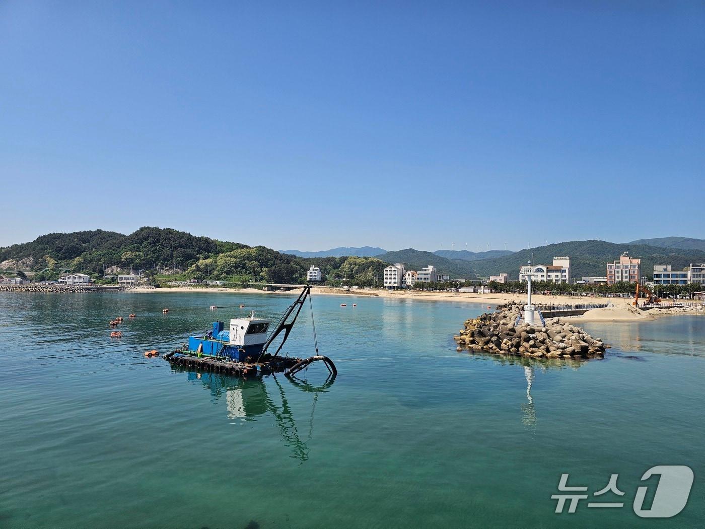 본문 이미지 - 상반기 기사문항 준설공사 당시. 기사 이해를 돕기 위한 자료사진.(양양군 제공. 재판매 및 DB 금지) 2026.10.21/뉴스1