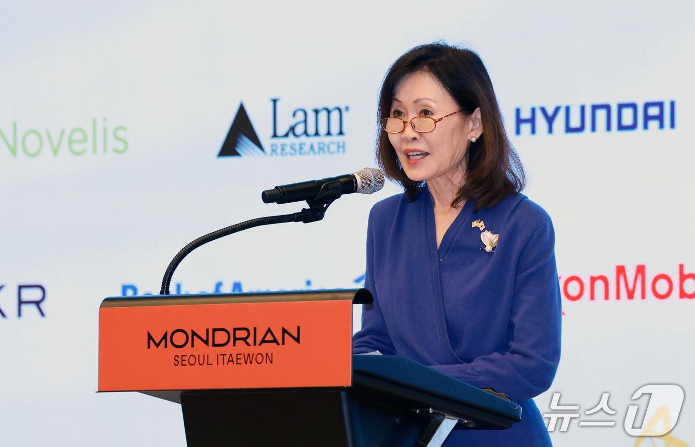 본문 이미지 - 미셸 박 스틸 주한미국대사가 21일 서울 용산구 몬드리안 호텔에서 열린 주한미국상공회의소(암참) 초청 오찬 간담회에 참석해 발언하고 있다. 2026.10.21 ⓒ 뉴스1 이호윤 기자