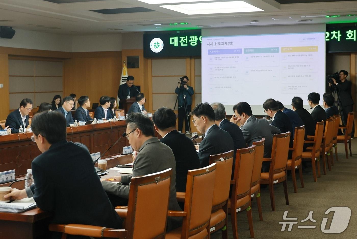 본문 이미지 - 대전시 AI혁신전략위원회 2차 회의가 21일 오전 허태정 시장 등이 참석한 가운데 열렸다. (시 제공) / 뉴스1