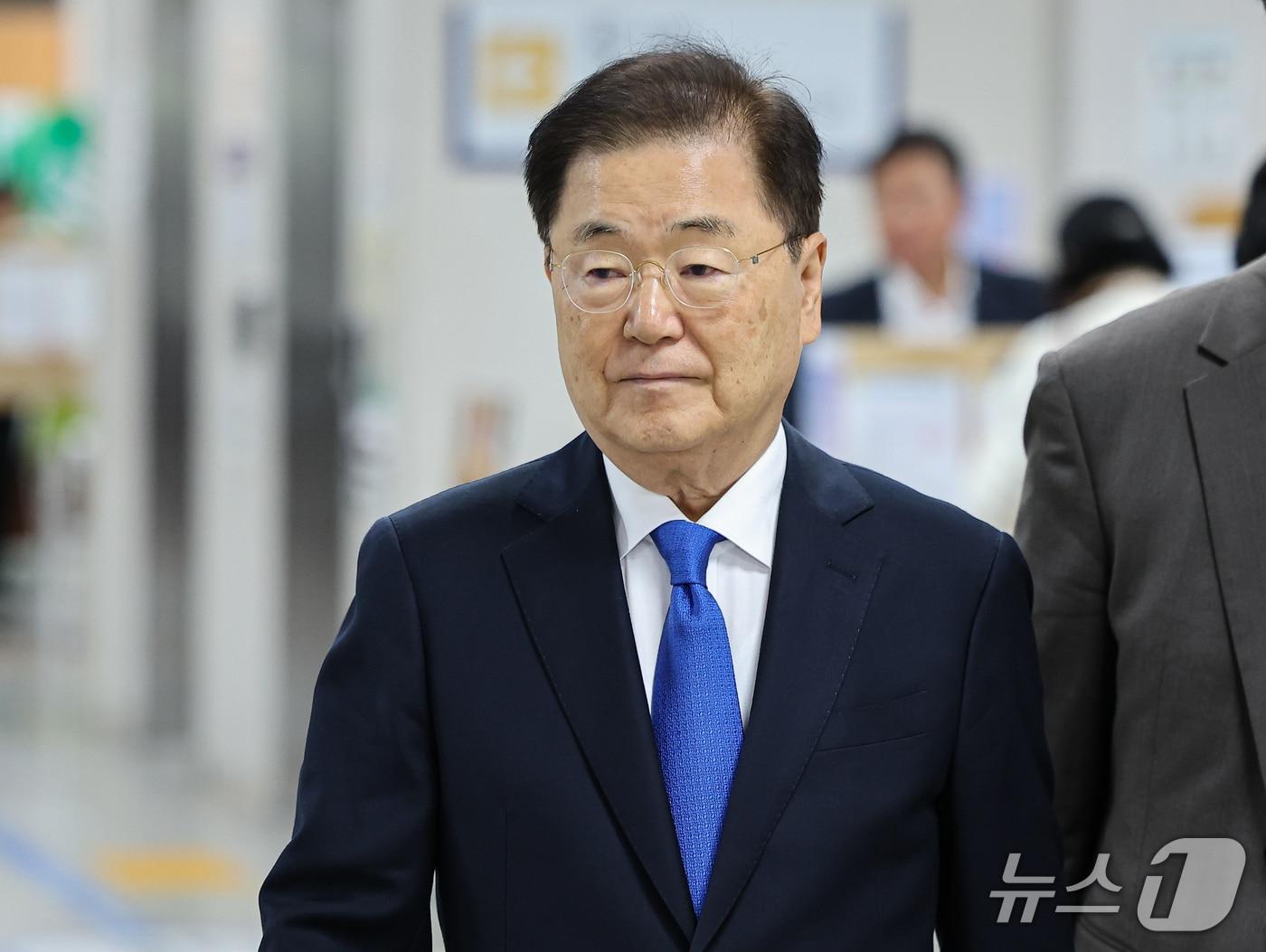 본문 이미지 - '탈북 어민 강제 북송' 혐의로 기소된 정의용 전 청와대 국가안보실장이 21일 오후 서울 서초구 서울고등법원에서 열린 국가정보원법 위반 항소심 선고 공판에 출석하고 있다. 2026.10.21 ⓒ 뉴스1 김도우 기자