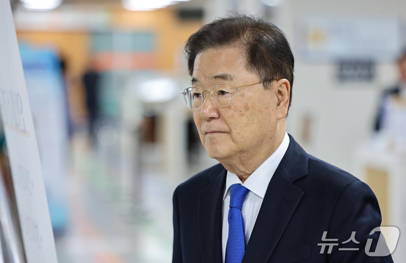 본문 이미지 - '탈북 어민 강제 북송' 혐의로 기소된 정의용 전 청와대 국가안보실장이 21일 오후 서울 서초구 서울고등법원에서 열린 국가정보원법 위반 항소심 선고 공판에 출석하고 있다. 2026.10.21 ⓒ 뉴스1 김도우 기자