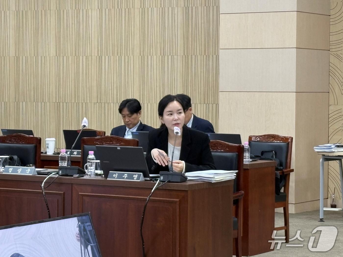 본문 이미지 - 이주영 개혁신당 의원(비례대표)이 21일 부산대학교에서 열린 국회 교육위원회의 부산대학교·경상국립대학교·경북대학교·강원대학교·부경대학교·한국해양대학교·부산교육대학교·창원대학교·진주교육대학교 등에 대한 국정감사에서 질의하고 있다. 2026.10.21 ⓒ 뉴스1 박서현 기자