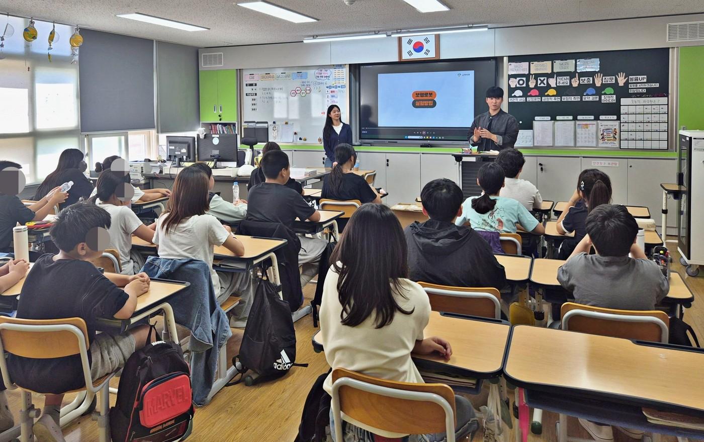 본문 이미지 - 고려아연 온산제련소가 울산 울주군 덕신초등학교에서 '2026년 주니어 공학교실'을 진행했다고 21일 밝혔다. (고려아연 제공)