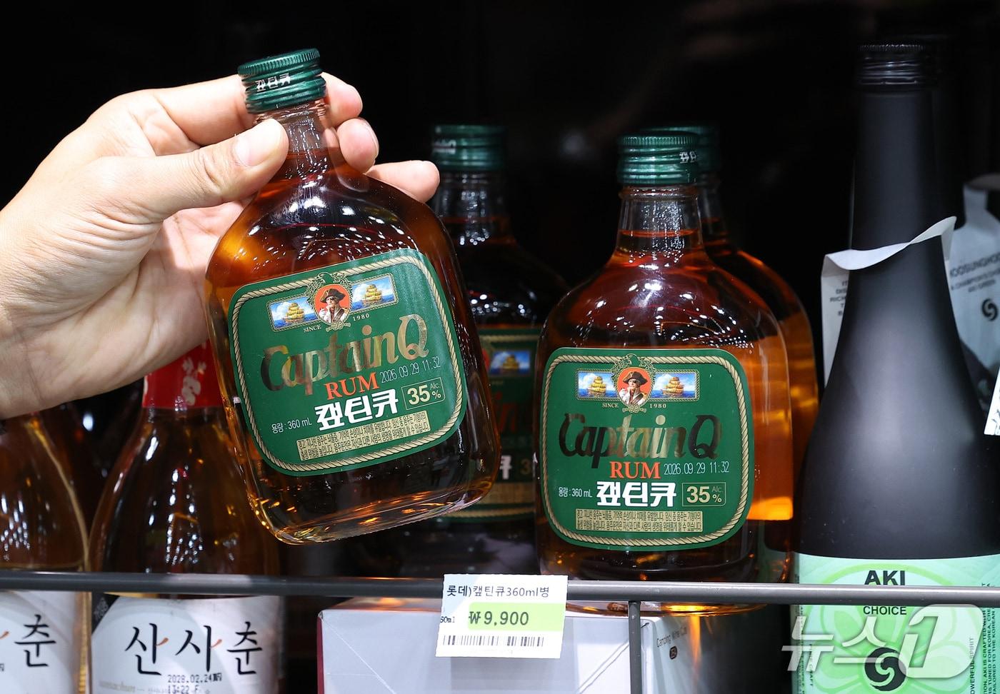 본문 이미지 - 롯데칠성이 지난 2015년 단종된 이후 11년 만에 '캪틴큐'를 재출시한 21일 서울 중구 세븐일레븐 뉴웨이브 명동점에 캪틴큐가 진열돼 있다. 1980년 출시 이후 1천만병 판매를 넘긴 베스트셀러 국산 양주 '캪틴큐'는 35도의 고도주로 애주가들 사이에서 '다다음날 깨어나 숙취가 없는 술'이라는 별명까지 얻을 만큼 화제가 된 제품이다. 2026.10.21 ⓒ 뉴스1 김성진 기자