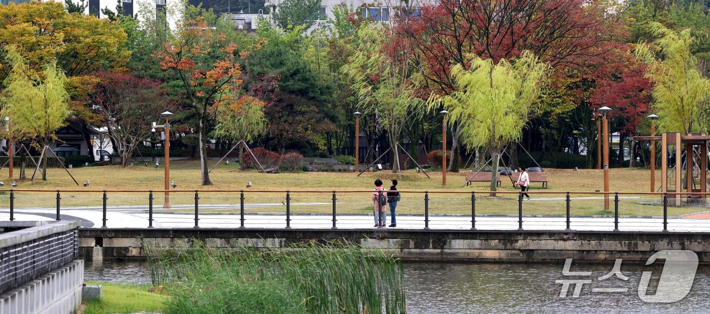 본문 이미지 - 쌀쌀한 가을 날씨를 보인 21일 전북 전주시 덕진공원의 나무들이 가을색으로 물들고 있다. 2026.10.21 ⓒ 뉴스1 유경석 기자
