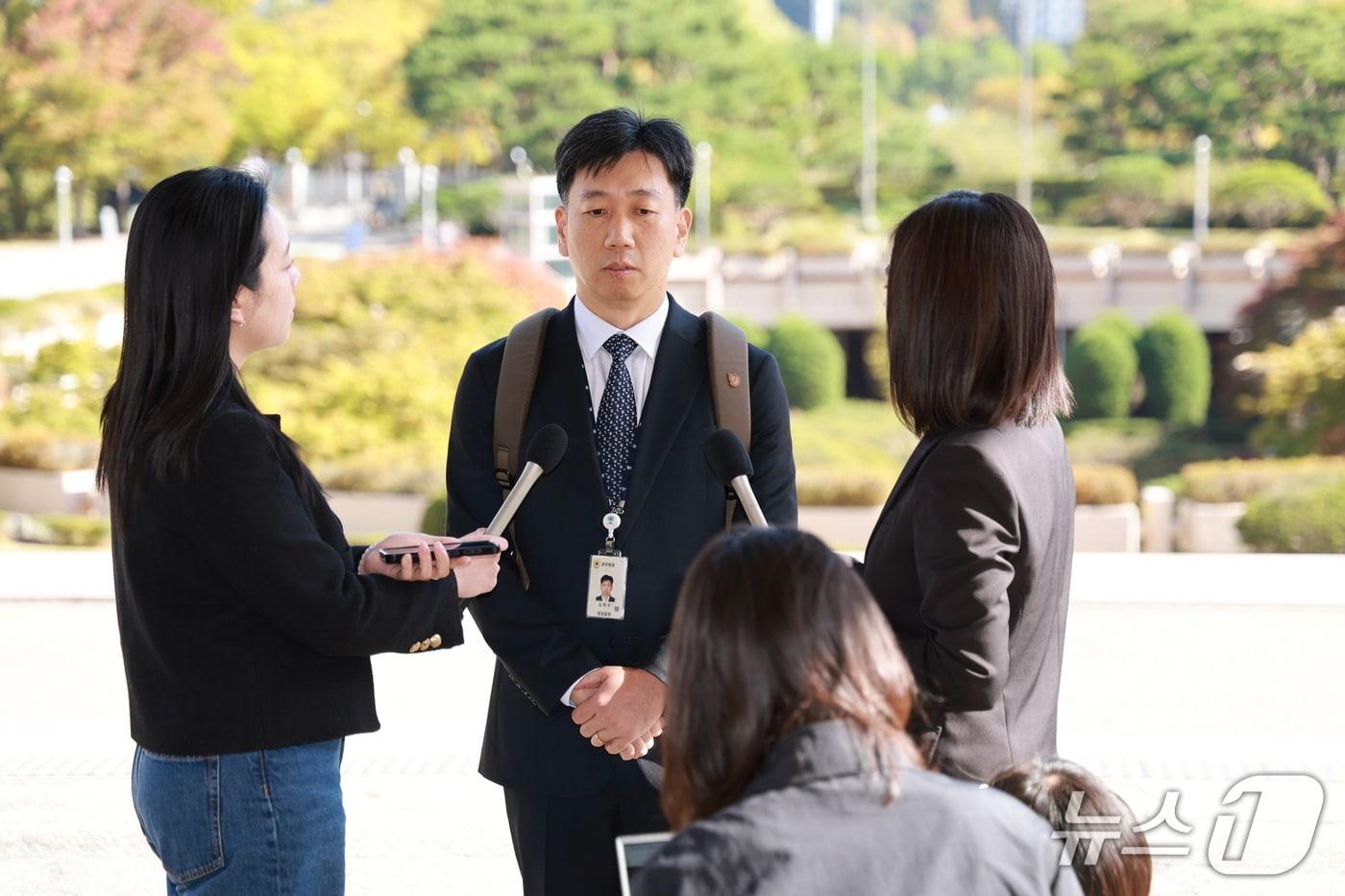 본문 이미지 - 이화영 전 경기도 평화부지사의 '술 파티 의혹 위증 사건' 재판에서 재판부 기피 신청을 하고 퇴정한 이유로 견책 징계가 청구된 김현우 창원지방공소청 부장검사가 21일 법무부 검사징계위원회에 출석하며 기자들과 문답하고 있다. 2026.10.21/뉴스1 이호윤 기자