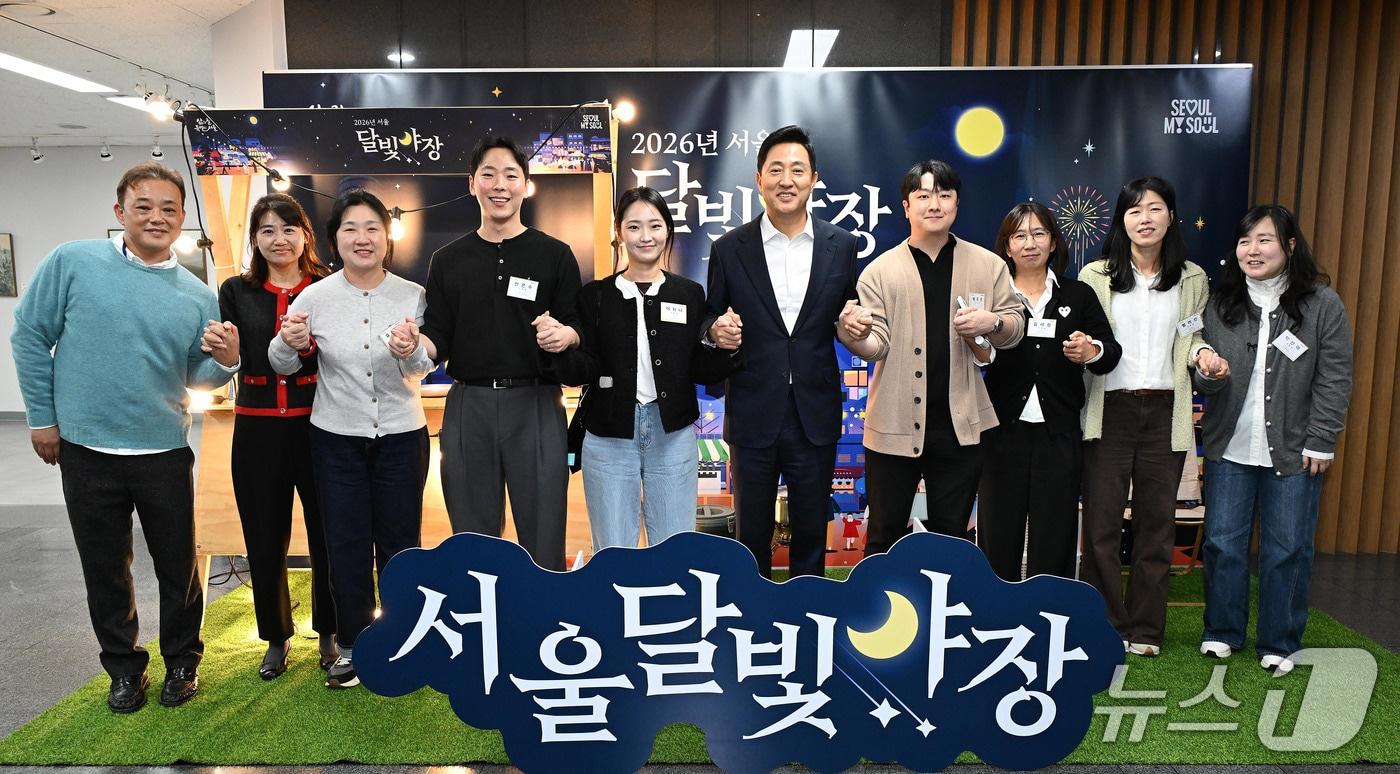 본문 이미지 - 오세훈 서울시장이 21일(수) 점심시간 서울시청 본관 구내식당에서 '24시간 활력도시 서울', '서울 달빛야장' 등 야간경제 활성화 정책 담당 직원들과 오찬을 함께한 뒤 기념촬영 하고 있다.