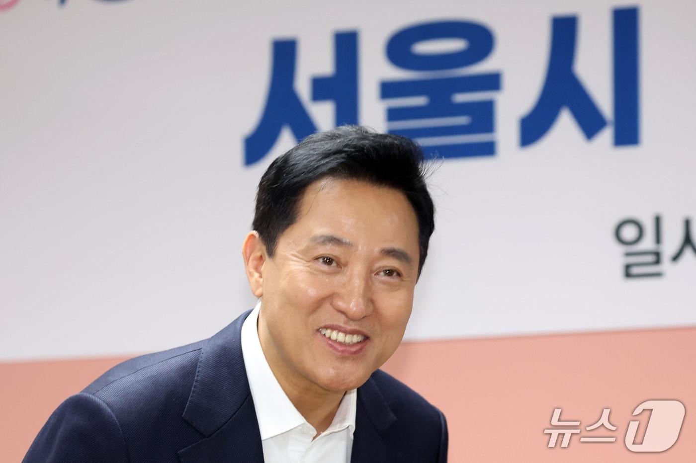 본문 이미지 - 오세훈 서울시장이 21일 오후 서울 관악구 관악건강돌봄이음센터에서 열린 통합돌봄 현장방문 및 간담회에 참석하고 있다. 2026.10.21 ⓒ 뉴스1 김명섭 기자