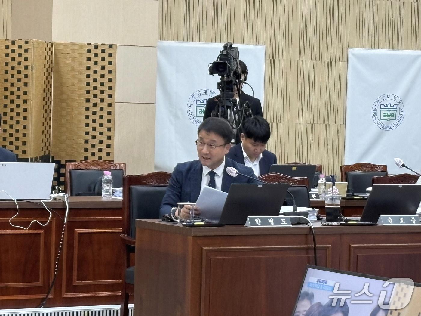 본문 이미지 - 한병도 더불어민주당 의원(전북 익산시을)이 21일 부산대학교에서 열린 국회 교육위원회의 부산대학교·경상국립대학교·경북대학교·강원대학교·부경대학교·한국해양대학교·부산교육대학교·창원대학교·진주교육대학교 등에 대한 국정감사에서 질의하고 있다. 2026.10.21 ⓒ 뉴스1 박서현 기자