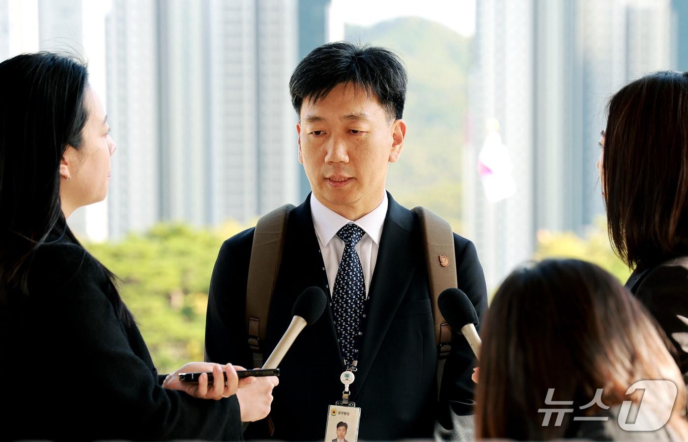 본문 이미지 - 김현우 전 수원지검 형사6부장이 21일 경기 과천 정부과천종합청사 법무부 차관 회의실에서 열리는 징계위원회에 출석하기 전 취재진 질문에 답하고 있다. 2026.10.21 ⓒ 뉴스1 이호윤 기자