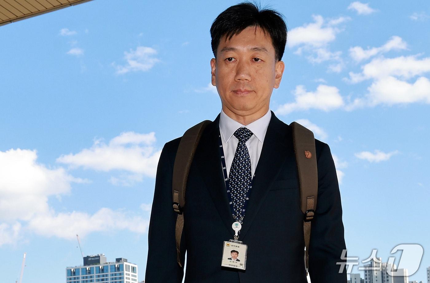 본문 이미지 - 김현우 전 수원지검 형사6부장이 21일 경기 과천 정부과천종합청사 법무부 차관 회의실에서 열리는 징계위원회에 출석하고 있다. 2026.10.21 ⓒ 뉴스1 이호윤 기자