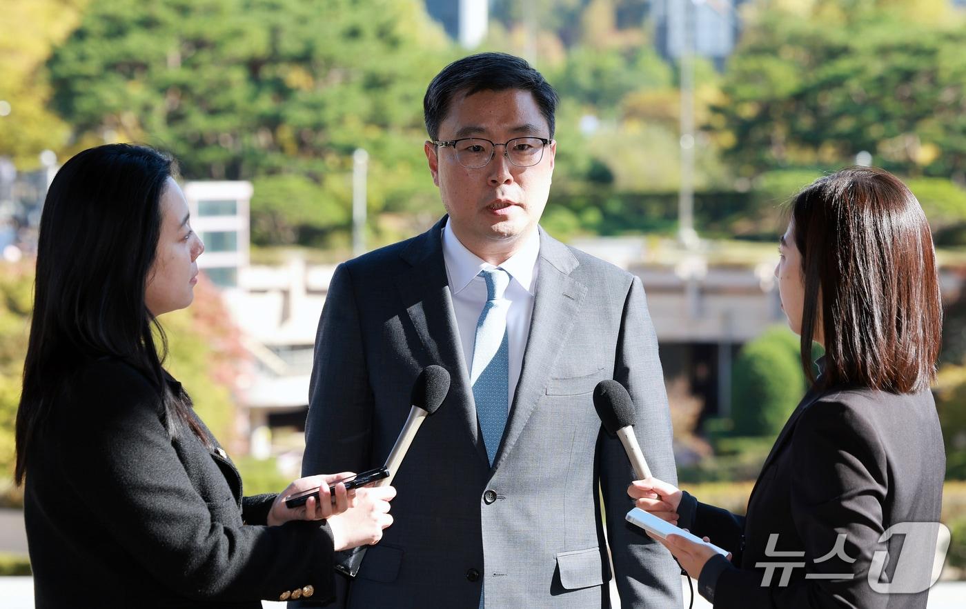 본문 이미지 - 서현욱 전 수원지검 형사6부장이 21일 경기 과천 정부과천종합청사 법무부 차관 회의실에서 열리는 징계위원회에 출석하기 전 취재진 질문에 답하고 있다. 2026.10.21 ⓒ 뉴스1 이호윤 기자