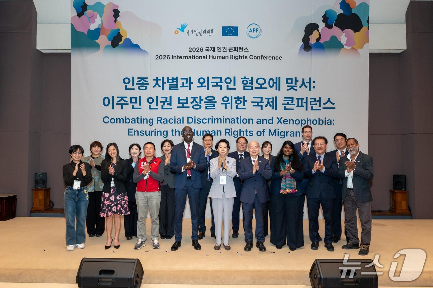 본문 이미지 - 국가인권위원회(인권위)가 21일 서울 중구 한국프레스센터에서 주한 유럽연합(EU)대표부, 아시아태평양 국가인권기구포럼(APF)과 공동으로 '인종차별과 외국인 혐오에 맞서: 이주민 인권 보장을 위한 국제 콘퍼런스'를 개최했다.(인권위 제공. 재판매 및 DB 금지)