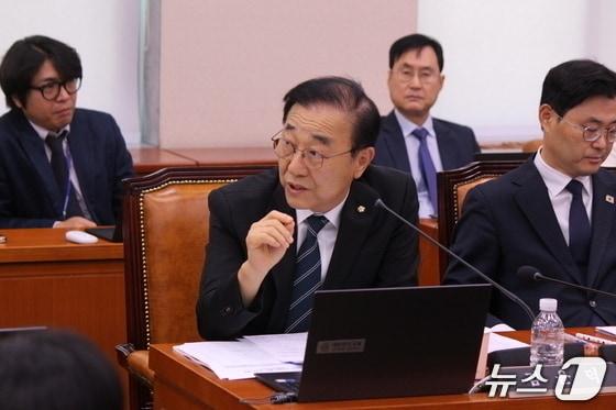 본문 이미지 - 김윤덕 더불어민주당 국회의원이 국정감사에서 질의를 하고 있다.(의원실 제공, 재판매 및 DB 금지)2026.10.21/뉴스1