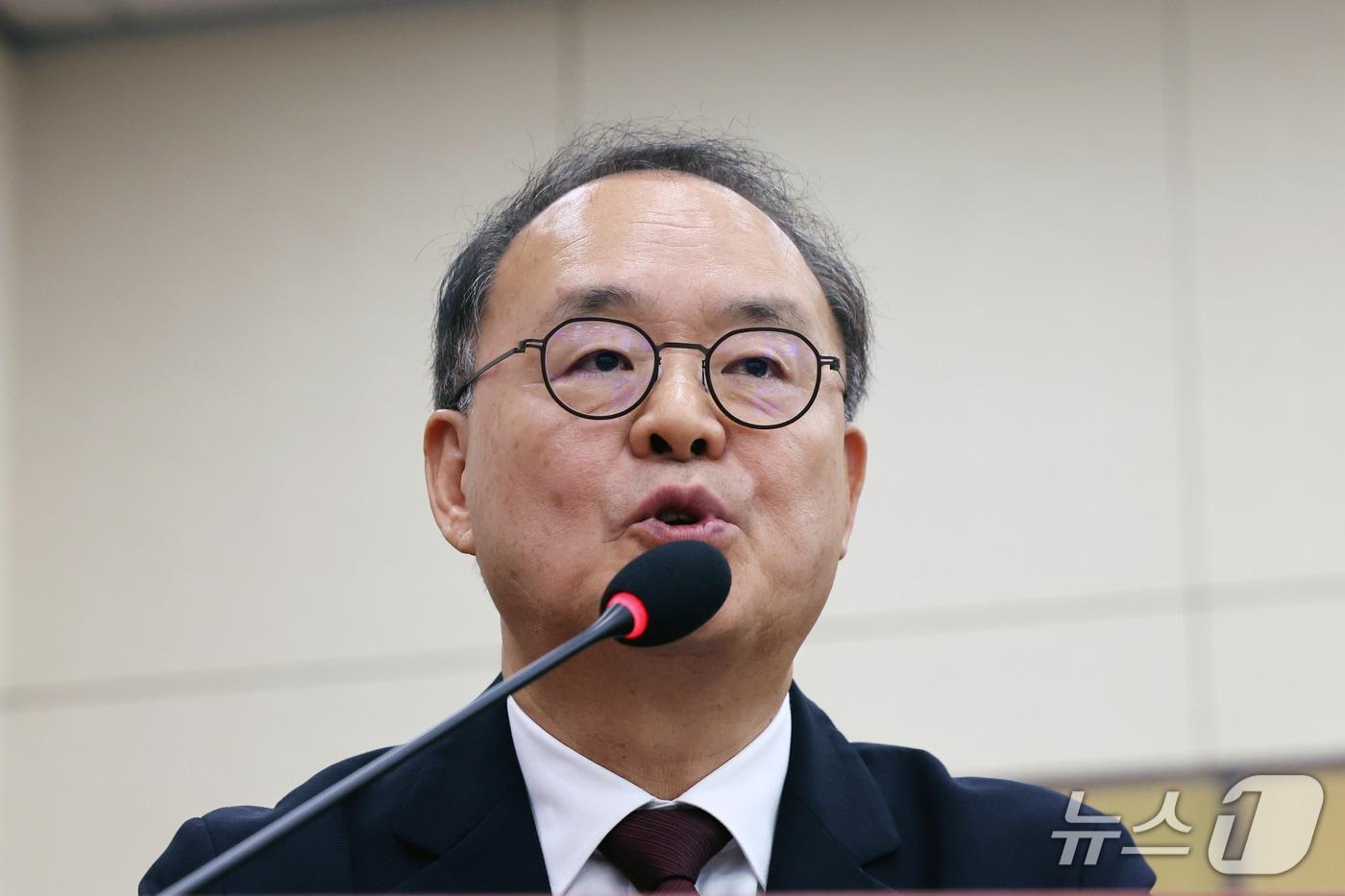 본문 이미지 - 이용수 대한축구협회 회장 직무대행이 21일 서울 여의도 국회 문화체육관광위원회에서 열린 대한체육회 등에 대한 국정감사에서 증인으로 출석, 의원 질의에 답하고 있다. 2026.10.21 ⓒ 뉴스1 황기선 기자