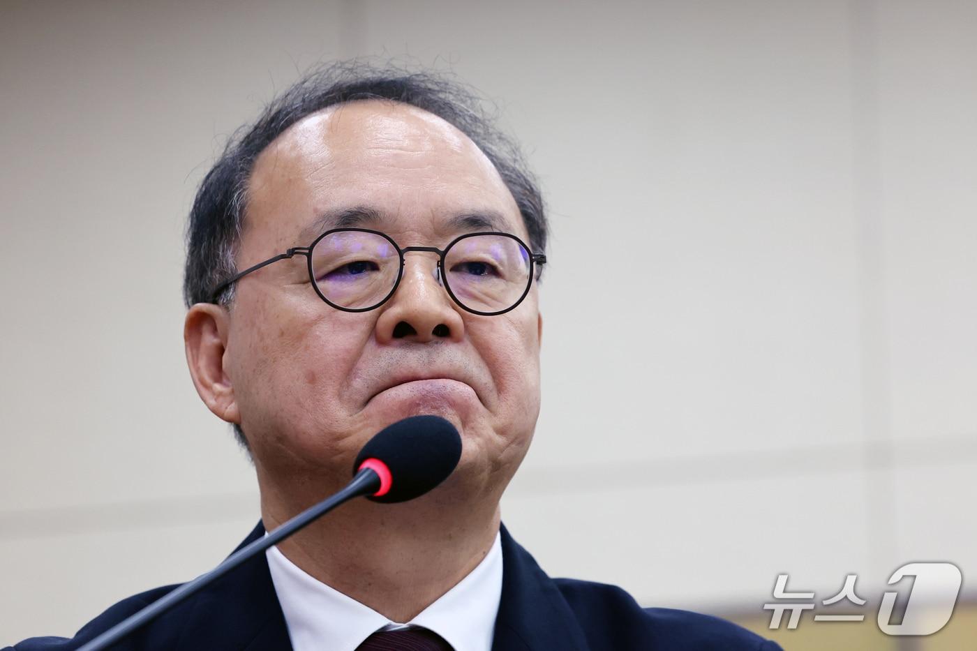 본문 이미지 - 이용수 대한축구협회 회장 직무대행이 21일 서울 여의도 국회 문화체육관광위원회에서 열린 대한체육회 등에 대한 국정감사에서 증인으로 출석, 의원 질의를 경청하고 있다. 2026.10.21 ⓒ 뉴스1 황기선 기자