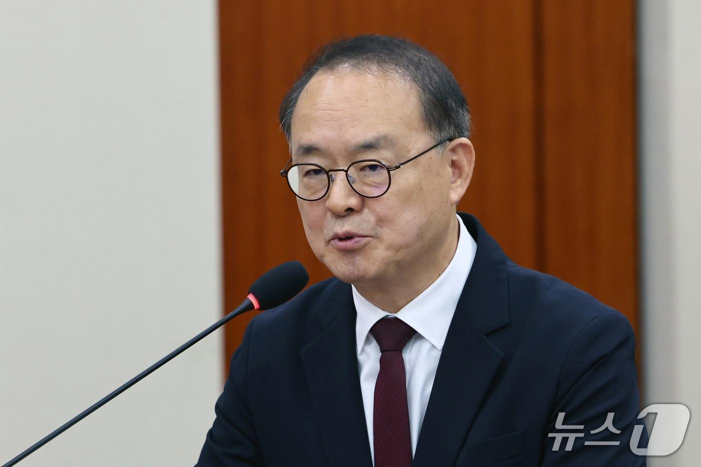 본문 이미지 - 이용수 대한축구협회 회장 직무대행이 21일 서울 여의도 국회 문화체육관광위원회에서 열린 대한체육회 등에 대한 국정감사에서 증인으로 출석, 의원 질의에 답하고 있다. 2026.10.21 ⓒ 뉴스1 황기선 기자