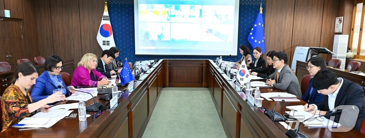 본문 이미지 - 외교부는 한국과 유럽연합(EU) 간 에너지, 환경, 기후변화 분야 협력 강화를 위한 '제8차 한-EU 에너지·환경·기후변화 작업반 회의'를 개최했다고 20일 밝혔다. (외교부 제공)