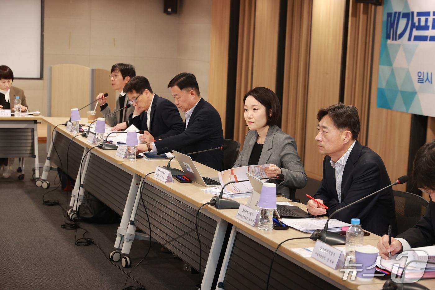 본문 이미지 - 이소영 중소벤처기업부 장관이 21일 서울 영등포구 한국평가데이터에서 열린 '메가프로젝트 성과 확산을 위한 중소기업 간담회'에서 토론을 하고 있다.(중소벤처기업부 제공. 재판매 및 DB 금지) 2026.10.21 ⓒ 뉴스1