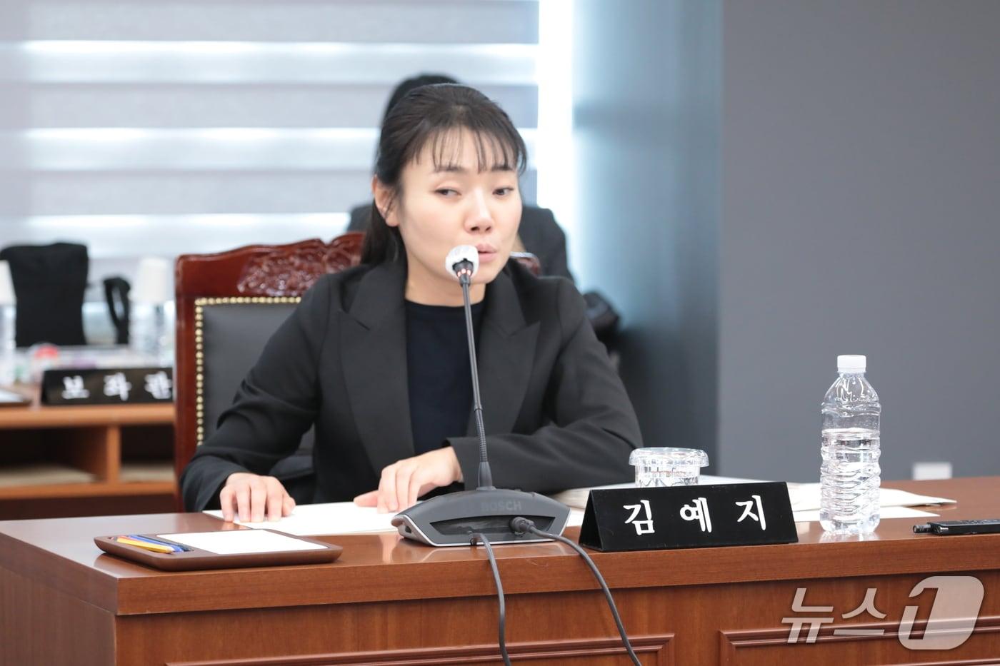 본문 이미지 - 김예지 국민의힘 의원(비례)이 21일 울산경찰청 대회의실에서 열린 국회 행정안전위원회 울산경찰청 국정 감사에서 질의하고 있다. ⓒ 뉴스1 김세은 기자