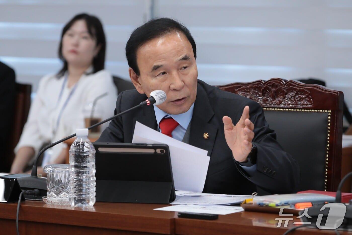 본문 이미지 - 박덕흠 국민의힘 의원(충북 보은·옥천·영동·괴산군)이 21일 울산 중구 울산경찰청 대회의실에서 열린 국회 행정안전위원회 울산경찰청 국정 감사에서 질의하고 있다. 2026.10.21 ⓒ 뉴스1 김세은 기자