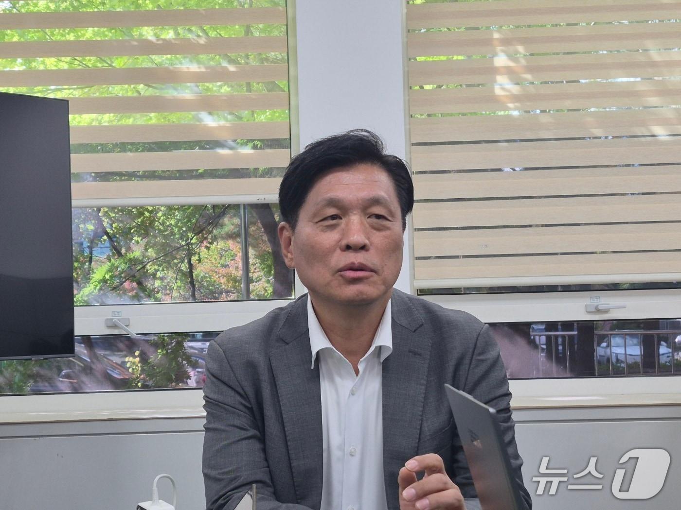 본문 이미지 - 조승래 국회의원이 21일 오후 대전시의회 기자실을 찾아 기자들의 질문에 답하고 있다. (박종명 기자) / 뉴스1