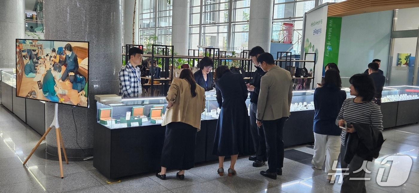 본문 이미지 - 21일 전북도청 1층 로비에 체납자 압류동산 공매를 위한 전시 공간이 마련됐다.(전북도 제공. 재판매 및 DB 금지)/뉴스1 