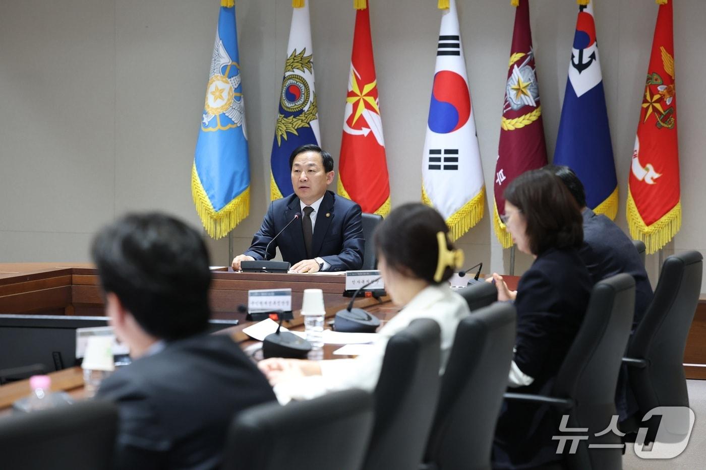 본문 이미지 - 국방부는 21일 이두희 차관 주관으로 군내 자살사고 예방체계 점검회의를 열고 최근 군 내 자살사고를 분석하고 예방 체계를 점검했다. 2026.10.21./ⓒ 뉴스1(국방부 제공)