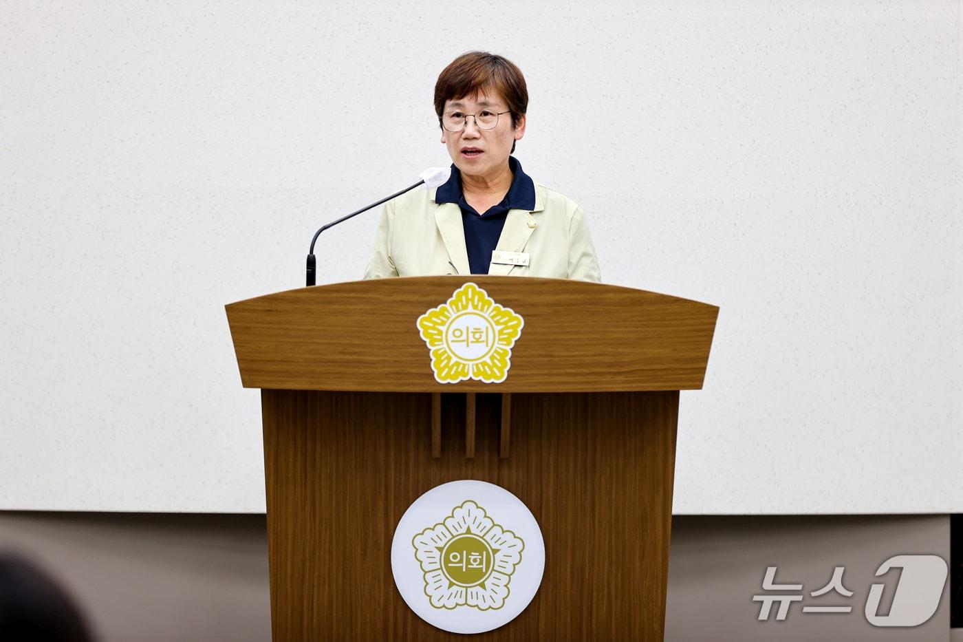 본문 이미지 - 지난 20일 충남 당진시의회 제131회 임시회 제1차 본회의에서 박수규 의원이 2027년 세계청년대회를 당진 지역경제 활성화의 기회로 삼아야 한다는 내용의 5분 자유발언을 하고 있다.(당진시의회 제공. 재판매 및 DB 금지)