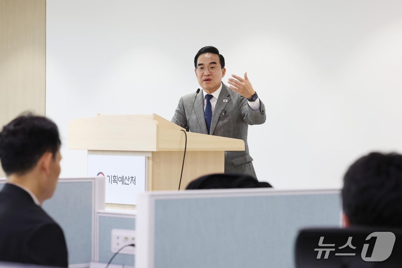 본문 이미지 - 박홍근 기획예산처 장관이 21일 정부세종청사 기획예산처 기자실에서 질의에 답하고 있다. (기획예산처 제공. 재판매 및 DB 금지) 2026.10.21 ⓒ 뉴스1
