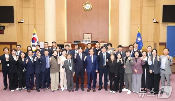 본문 이미지 - 전주시의회가 21일 열린 제435회 임시회 1차 본회의에서 장병익 의원이 대표 발의한 ‘지방재정 안정과 실질적 재정분권을 위한 미래대응기금 및 보통교부세 제도 개선 촉구 건의안’을 채택했다.(전주시의회 제공, 재판매 및 DB 금지)