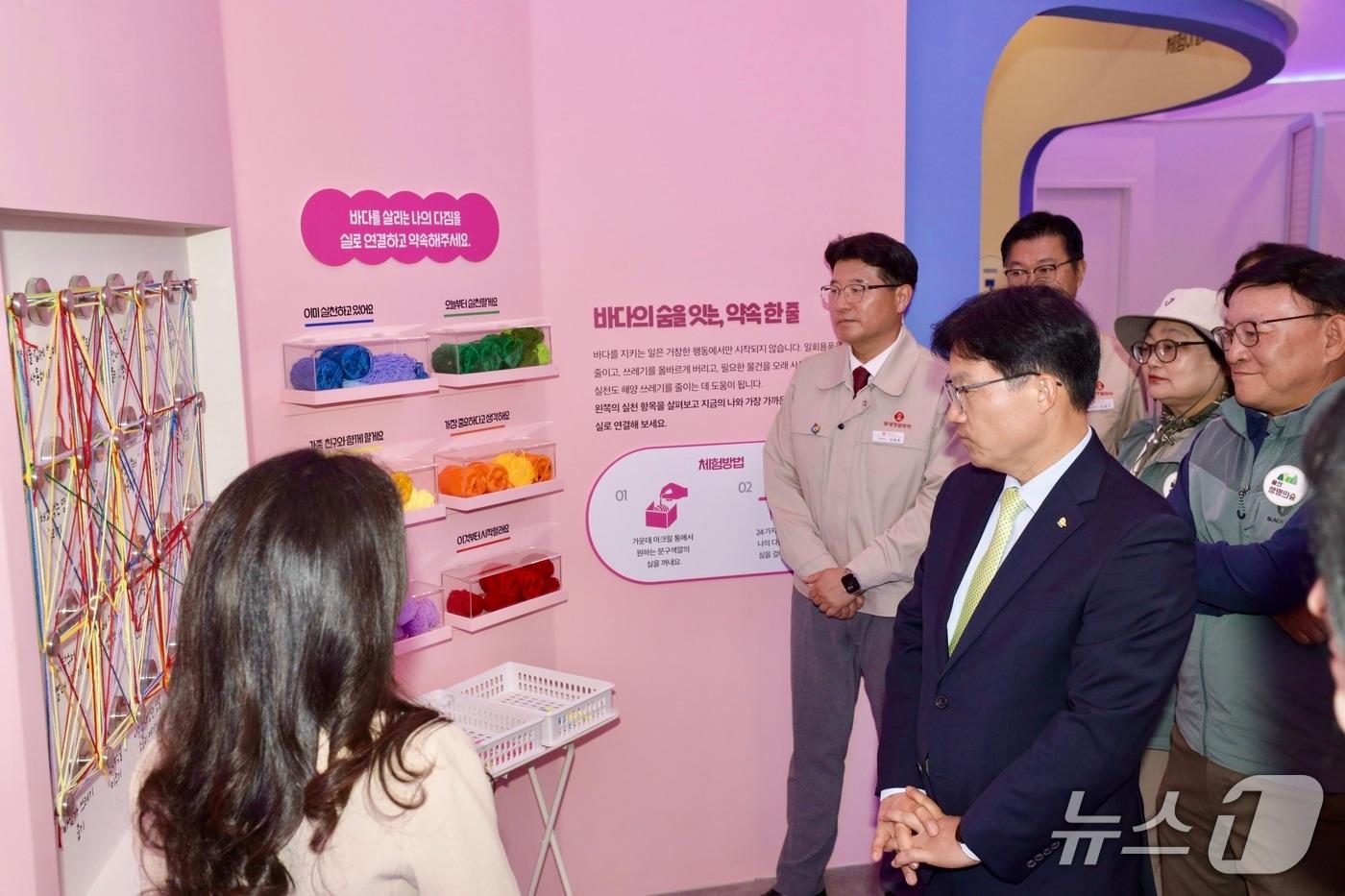 본문 이미지 - 조용식 교육감이 21일 울산기후위기대응교육센터에서 열린 '스마트 온실·전시 체험관' 준공식에 참석해 시설을 둘러보고 있다.(울산시교육청 제공. 재판매 및 DB 금지)/뉴스1