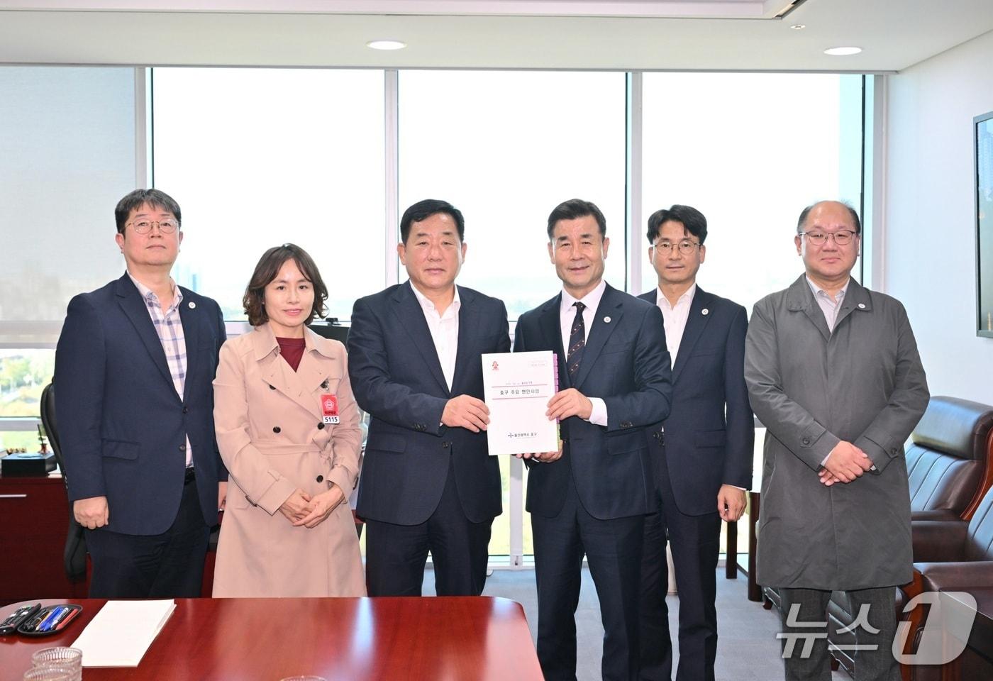 본문 이미지 - 김영길 중구청장이 21일 국회를 방문해 지역 현안사업을 설명했다.(울산 중구 제공. 재판매 및 DB 금지)/뉴스1