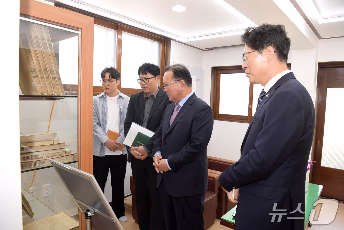 본문 이미지 - 21일 황기연 전남광주시 부시장이 고 홍남순 변호사 가옥을 둘러보고 있다.(전남광주통합특별시 제공. 재판매 및 DB 금지.) 2026.10.21