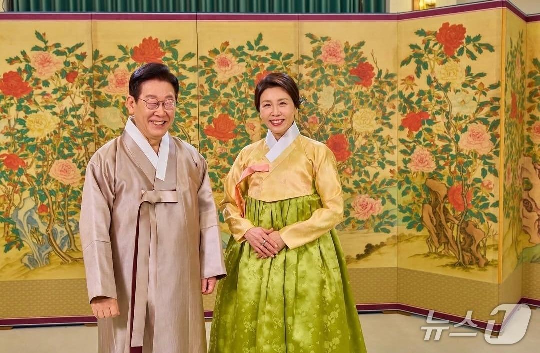본문 이미지 - 한복을 입은 이재명 대통령과 김혜경 여사.(이재명 대통령 인스타그램)