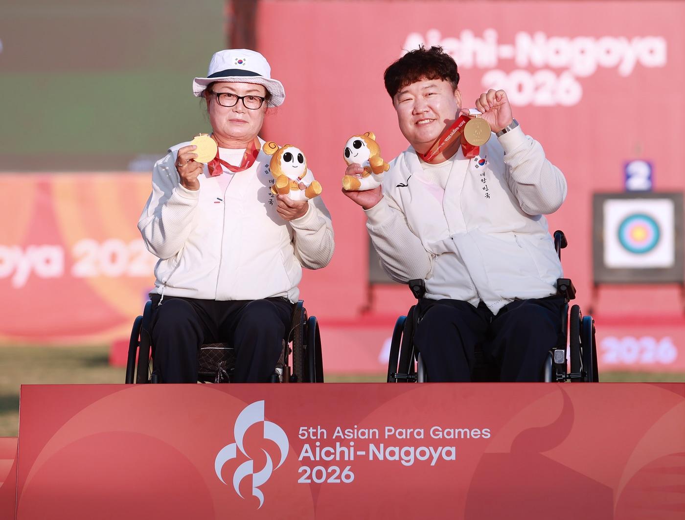 본문 이미지 - 김옥금(왼쪽)과 박홍조가 21일 열린 2026 아이치·나고야 아시안패러게임 양궁 W1 혼성 단체전 결승에서 중국을 꺾고 금메달을 획득했다. (대한장애인체육회 제공. DB 및 재배포 금지)