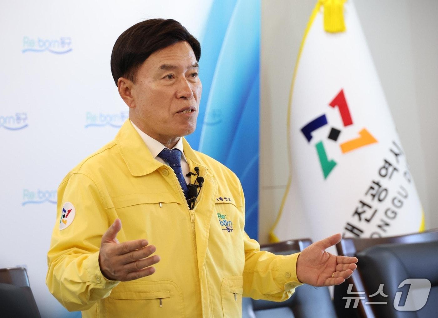 본문 이미지 - 황인호 동구청장이 대전역세권 복합2구역 개발사업에 대해 입장을 밝히고 있다.(동구 제공. 재판매 및 DB 금지)