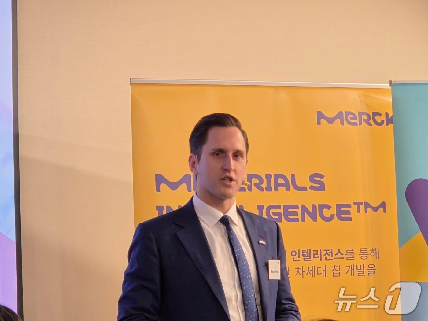본문 이미지 - 벤자민 하인 머크 일렉트로닉스 최고경영자(CEO)가 21일 서울 강남구 소노펠리체에서 열린 간담회에서 반도체 소재 기술 혁신과 국내 생산과 관련해 발표를 하고 있다. 2026. 10. 21/뉴스1 황진중 기자