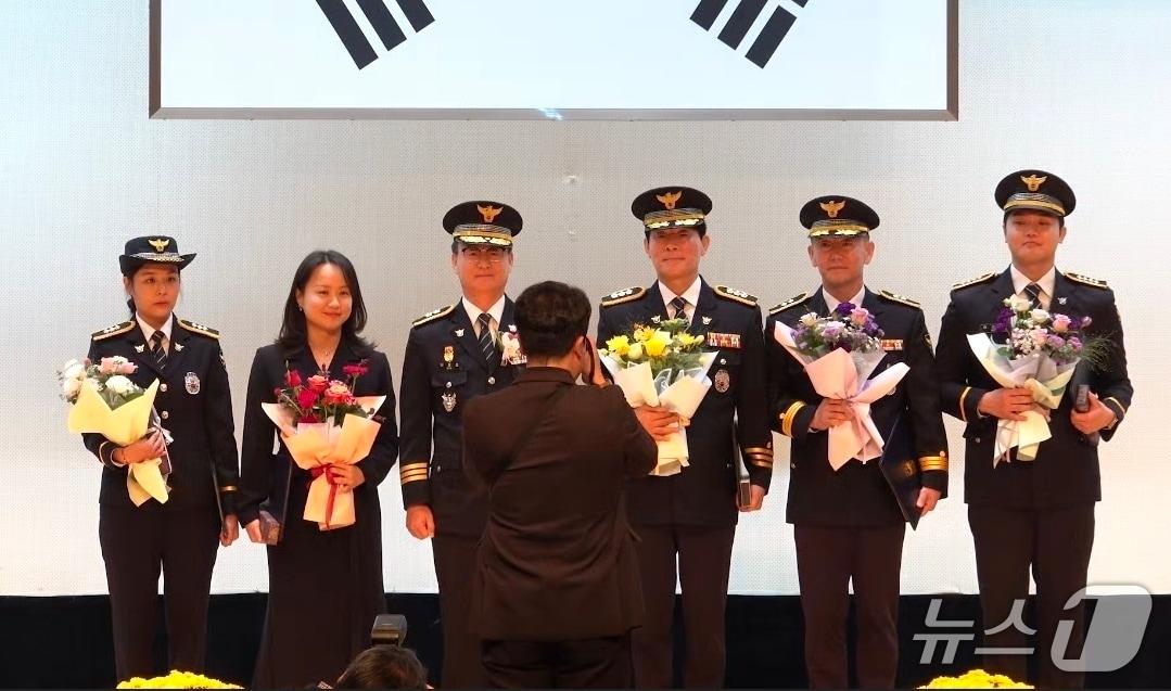 본문 이미지 - 전북경찰청이 21일 '제81주년 경찰의 날'을 맞아 기념식을 열고 경찰관과 민간인 유공자들에게 정부포상과 표창을 수여했다.2026.10.21/뉴스1 장수인 기자