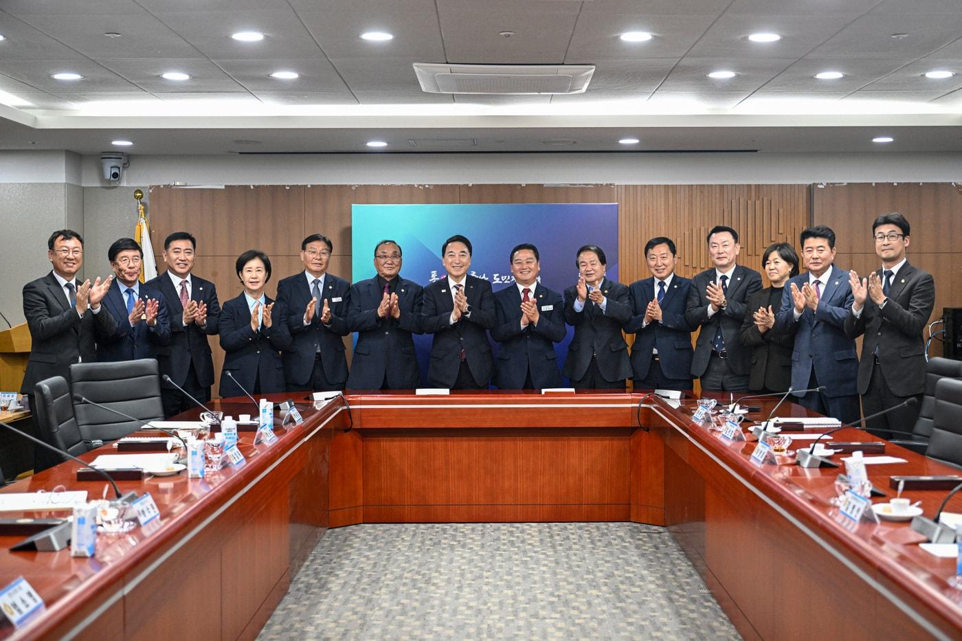 본문 이미지 - 충남 15개 시군의회 의장 간담회 모습.(도 제공. 재판매 및 DB 금지)/뉴스1