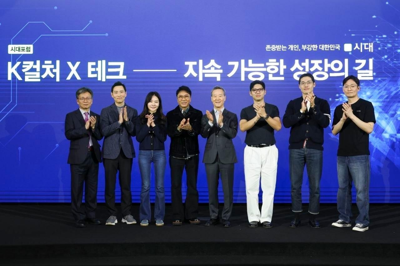 본문 이미지 - 동행미디어 시대가 21일 서울 서초구 세빛섬 플로팅아일랜드 컨벤션홀에서 'K컬처X테크 - 지속 가능한 성장의 길'을 주제로 개최한 시대포럼 주요 참석자들. 왼쪽부터 오병상 시대 대표, 신재하 에이피알 부사장, 세실리아 셴 유토파이 CEO, 이수만 A2O 키 프로듀서, 홍선근 시대 회장, 김그륜 감독, 윤상보 갤럭시코퍼레이션 부사장, 이승진 무신사 부사장. (동행미디어 시대 제공. 재판매 및 DB 금지)
