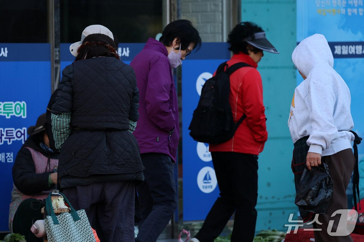본문 이미지 - 22일 오전 경북 포항시 북구 죽도시장에서 두터운 옷차림의 시민들이 몸을 움추린채 걸어가고 있다. 이날 포항 지역 아침 기온은 8도로 전날 보다 7도 정도 떨어졌다. 2026.10.22 ⓒ 뉴스1 최창호 기자
